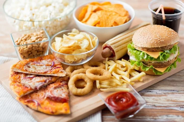 Thực phẩm siêu chế biến – Nguyên nhân làm tăng nguy cơ ung thư đại tràng ở giới trẻ